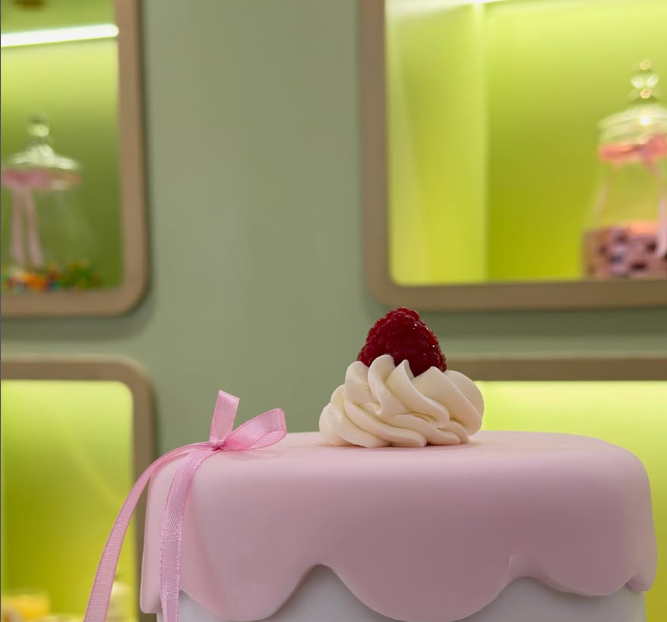 Gâteau rose Cookie's Maria avec framboise et ruban